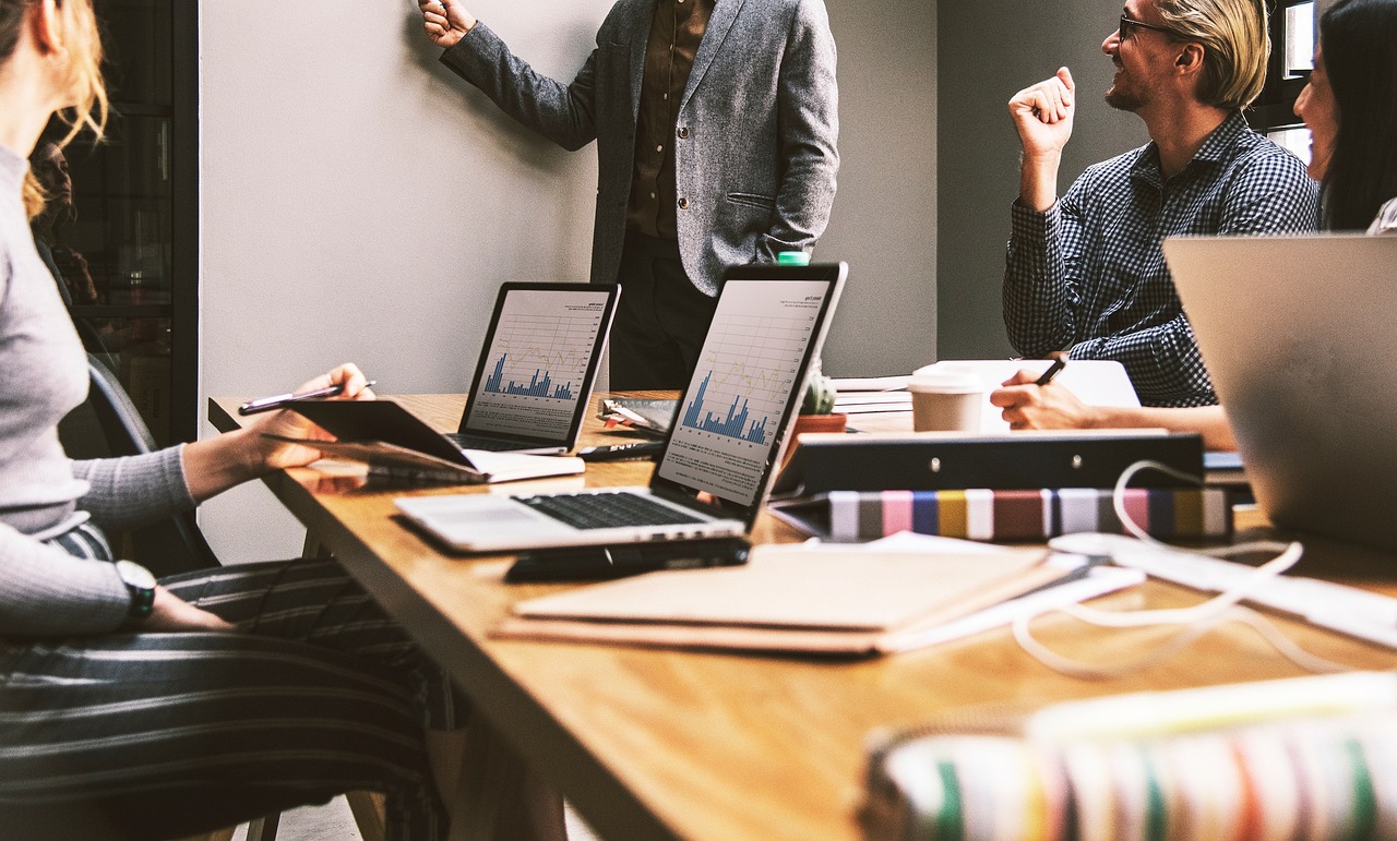 Heller Besprechungsraum im modernen deutschen Büro – Das EBH-Pflege Team
