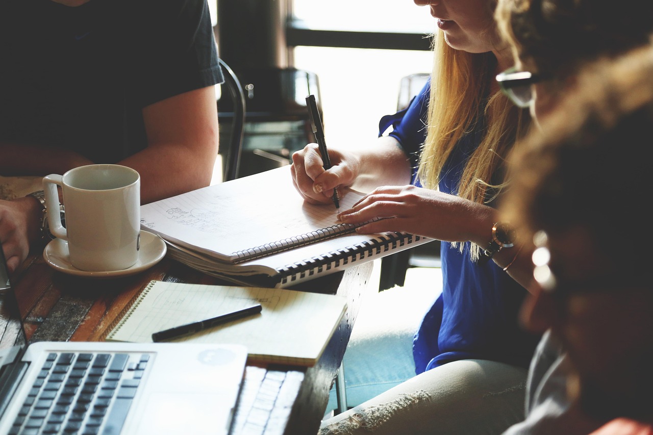 Teammeeting im modernen B´┐¢ro ? famili´┐¢re Arbeitskultur bei EBH-Pflege